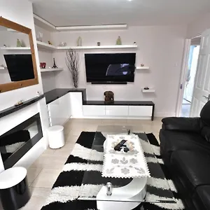 Immaculate 2-bed In By River Apartment