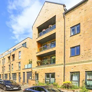 Idyllic Thames Riverside With Free Parking Apartment